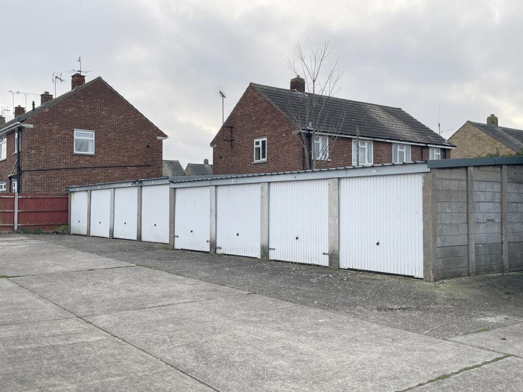 Lot: 85 - NINETEEN GARAGES IN RESIDENTIAL AREA - Eight of nineteen lock up garages